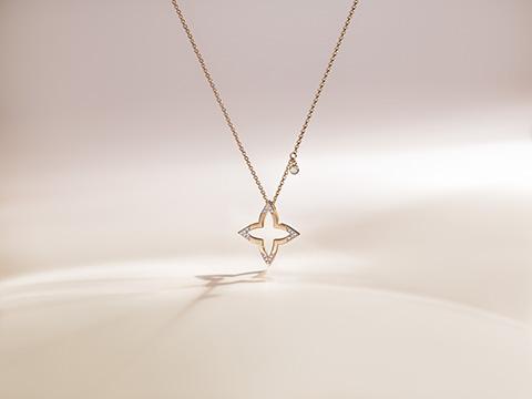 Photo of the adjustable necklace in the Silhouette Blossom Fine Jewelry Collection by Louis Vuitton.